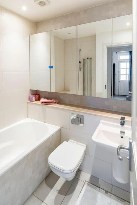 Superior 5* Kensington, Flat + Free Wi-fi Apartment *