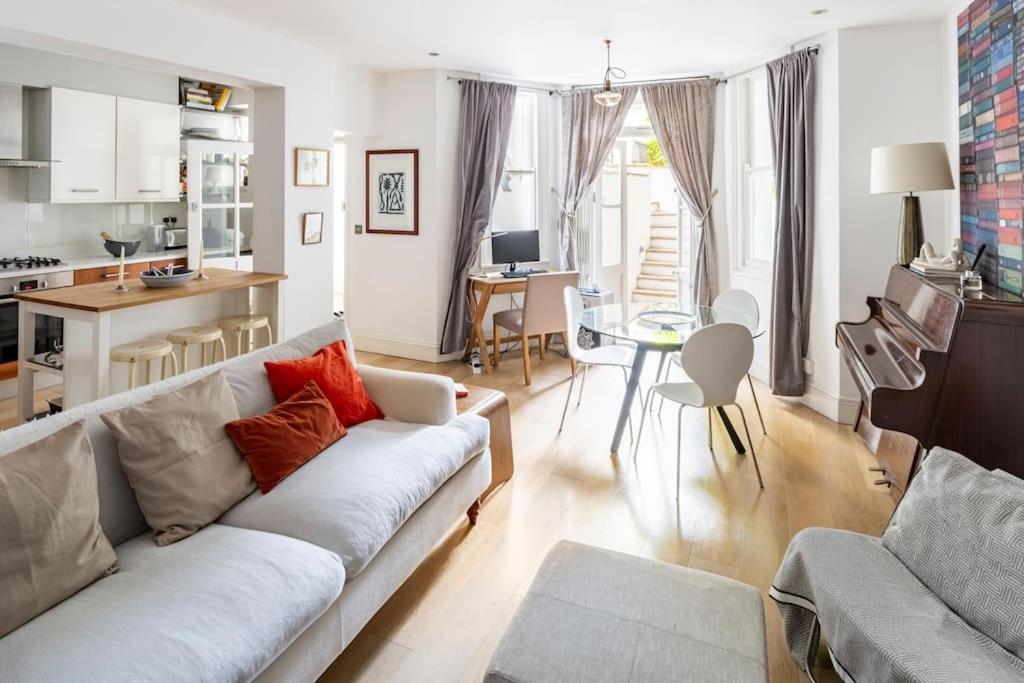 Superior 5* Kensington, Flat + Free Wi-fi Apartment *