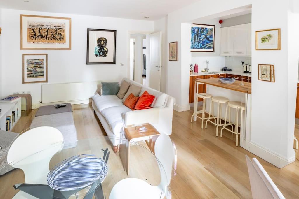 Superior 5* Kensington, Flat + Free Wi-fi London