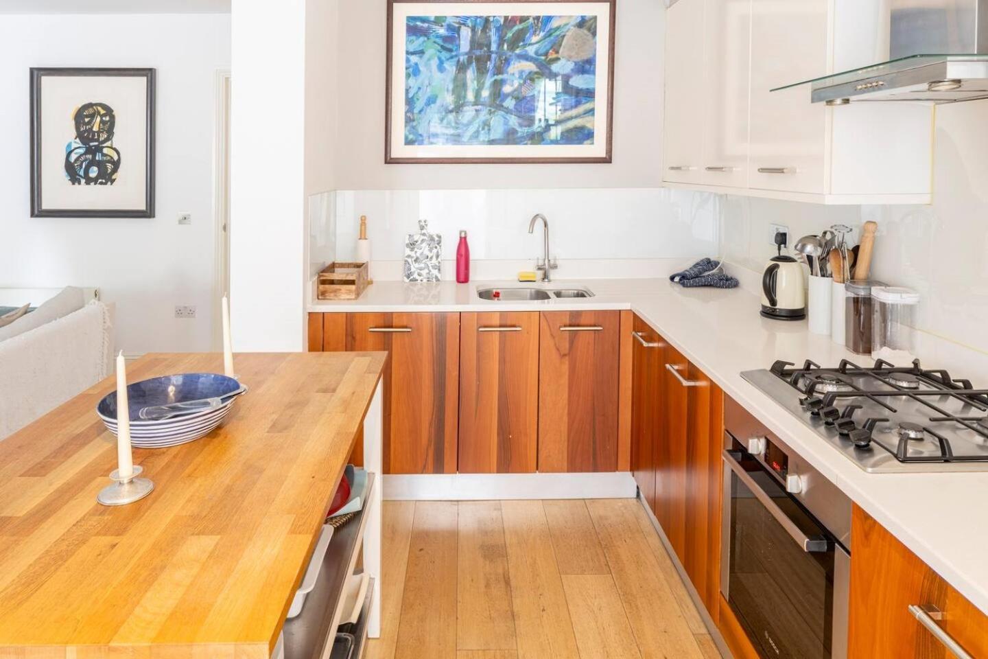Superior 5* Kensington, Flat + Free Wi-fi Apartment *