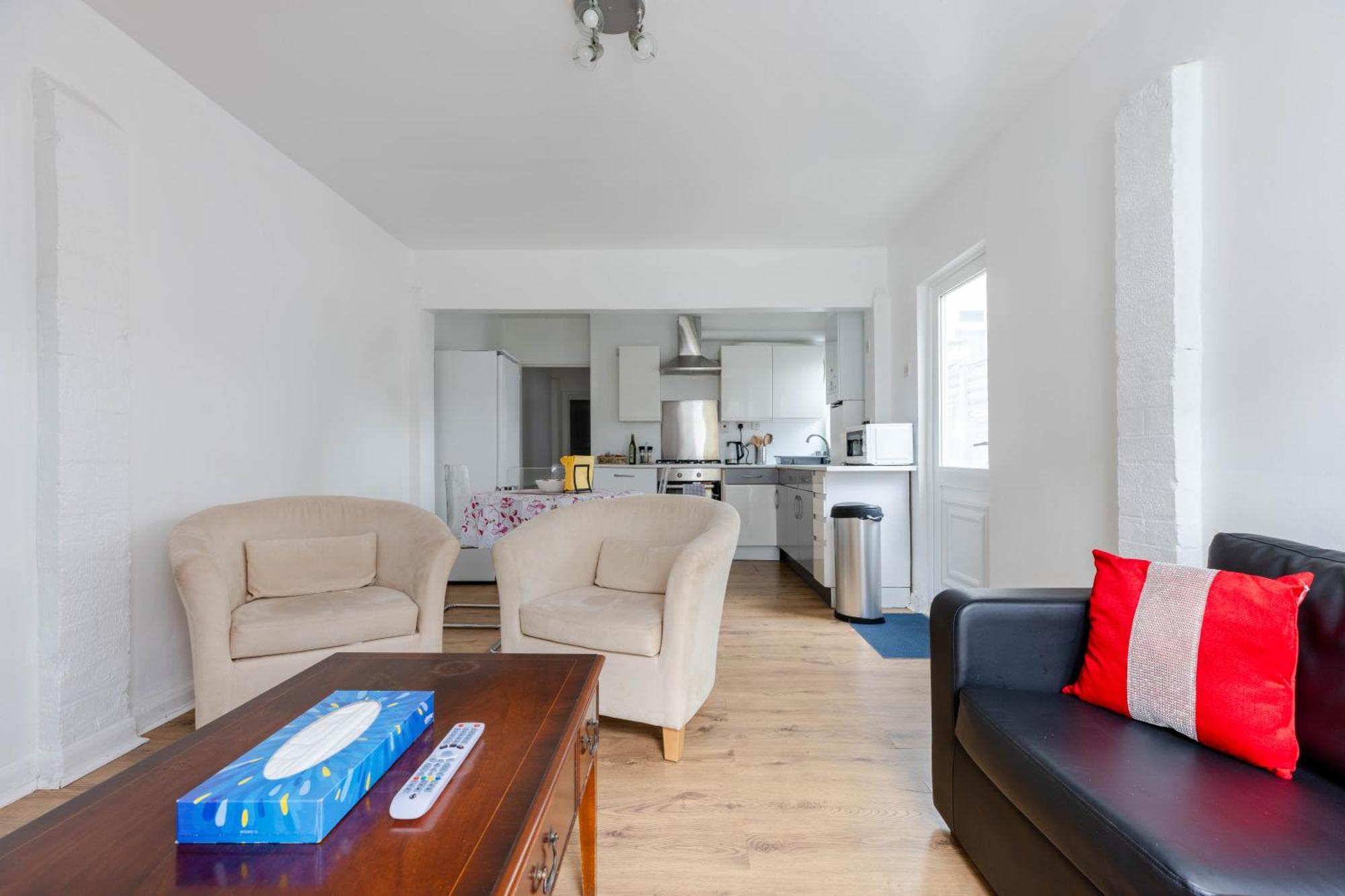 Cosy 2 Bedroom Near Wembley, Garden, Late Check In Apartment