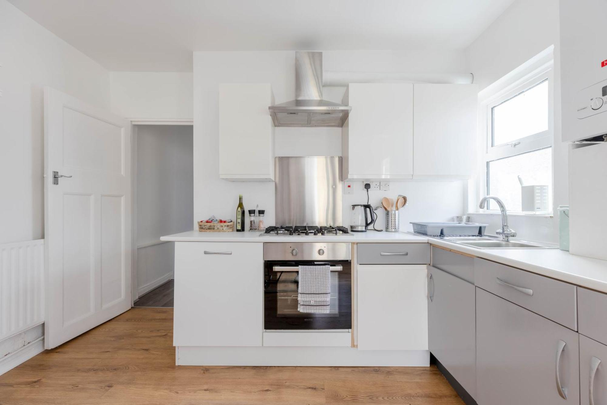 Cosy 2 Bedroom Near Wembley, Garden, Late Check In Apartment *