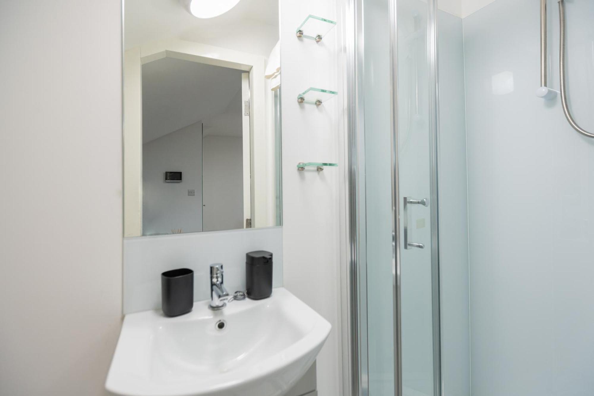 Spacious And Modern In G Apartment