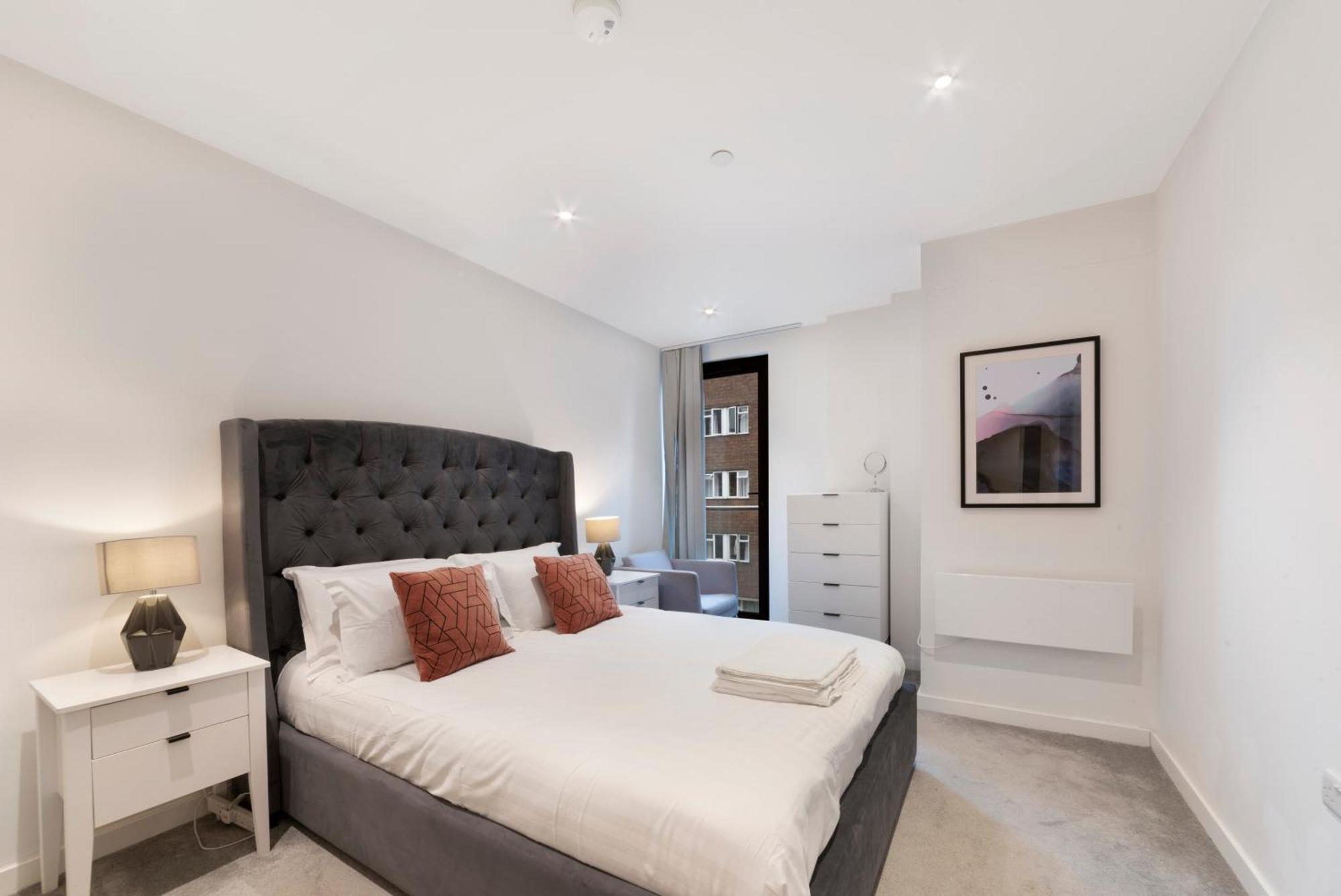 1 Bedroom Close To Tower Hill Apartment *