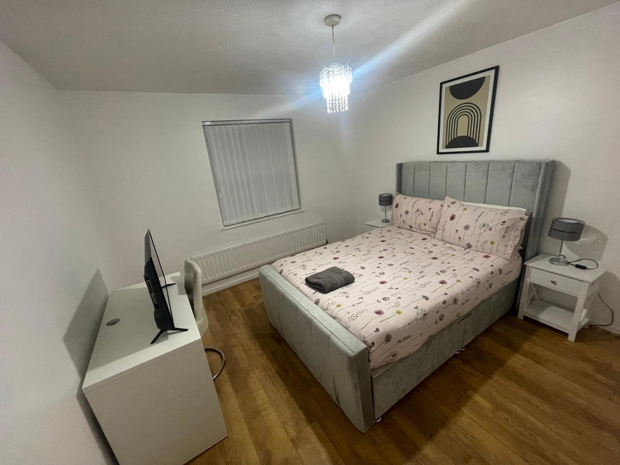 Holiday home New! 4 Bedroom House With Garden And Lawn London