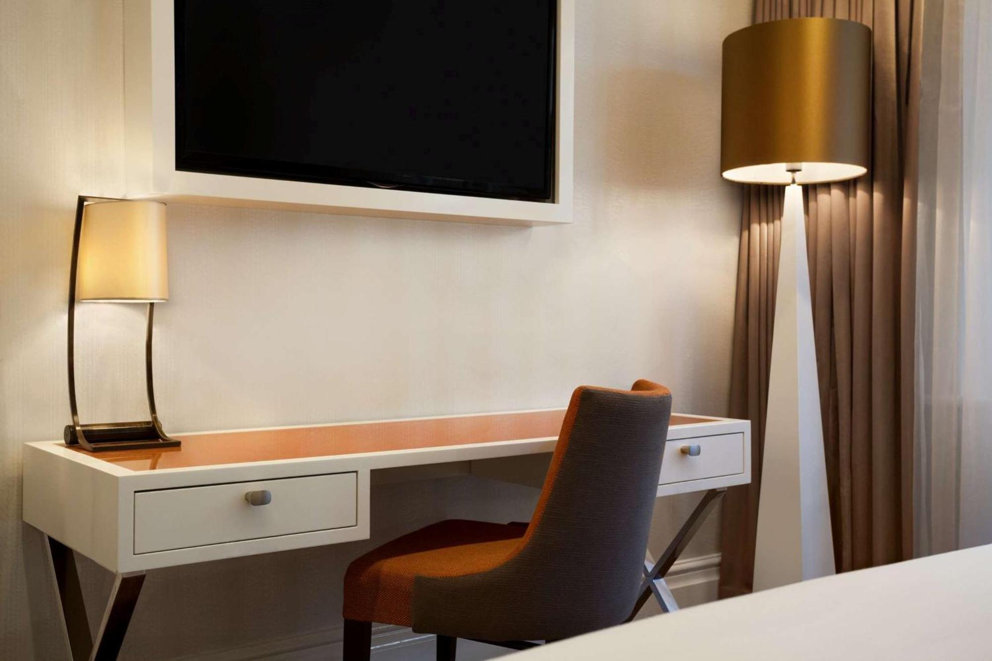 Hilton Hyde Park 4*