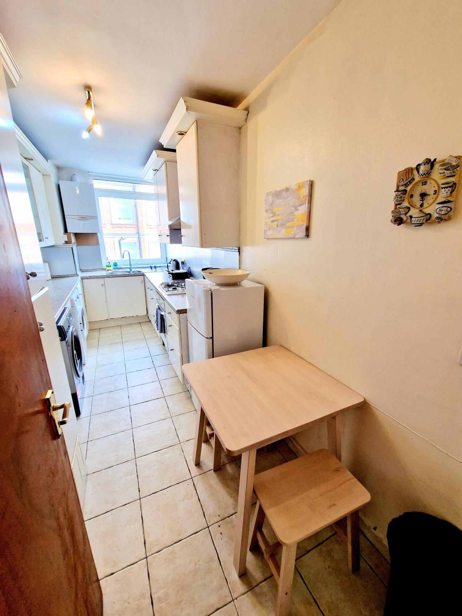 Bright & Spacious In Building With Lift, Right Next To Bayswater Station - Walk To Kensington Palace, Hyde Park, Little Venice & Notting Hill Apartamento *