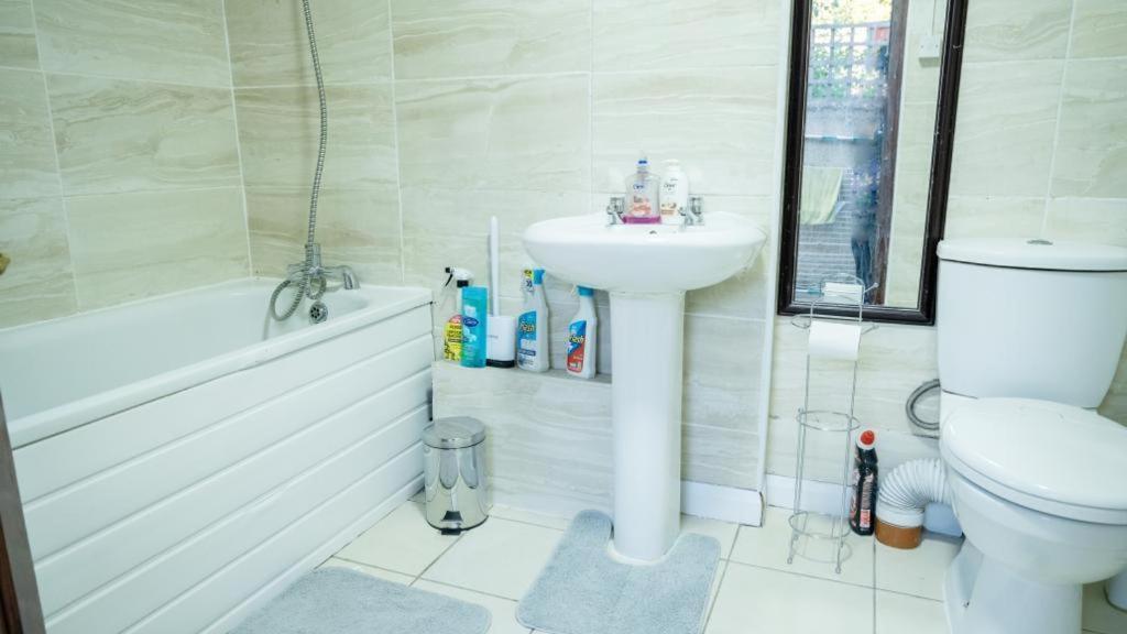 Apartment Spacious 2 Bedroom Flat *
