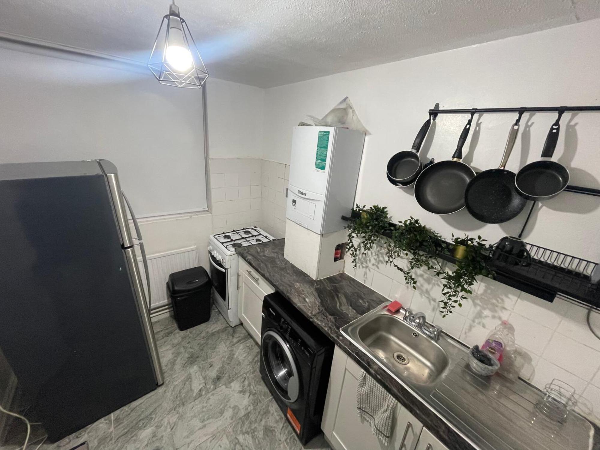 Apartment New! Xtra Large 4 Bedroom Up To 12 Guests London