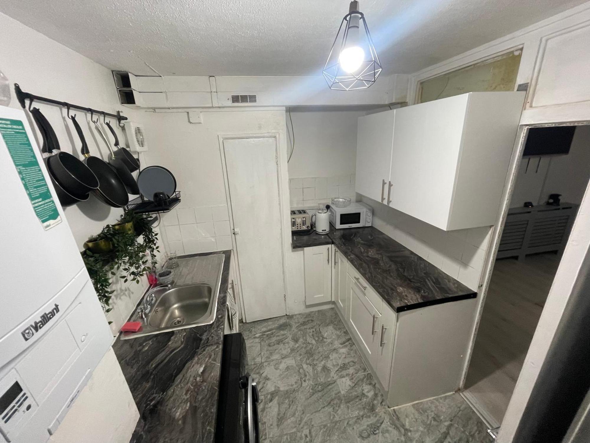 Apartment New! Xtra Large 4 Bedroom Up To 12 Guests