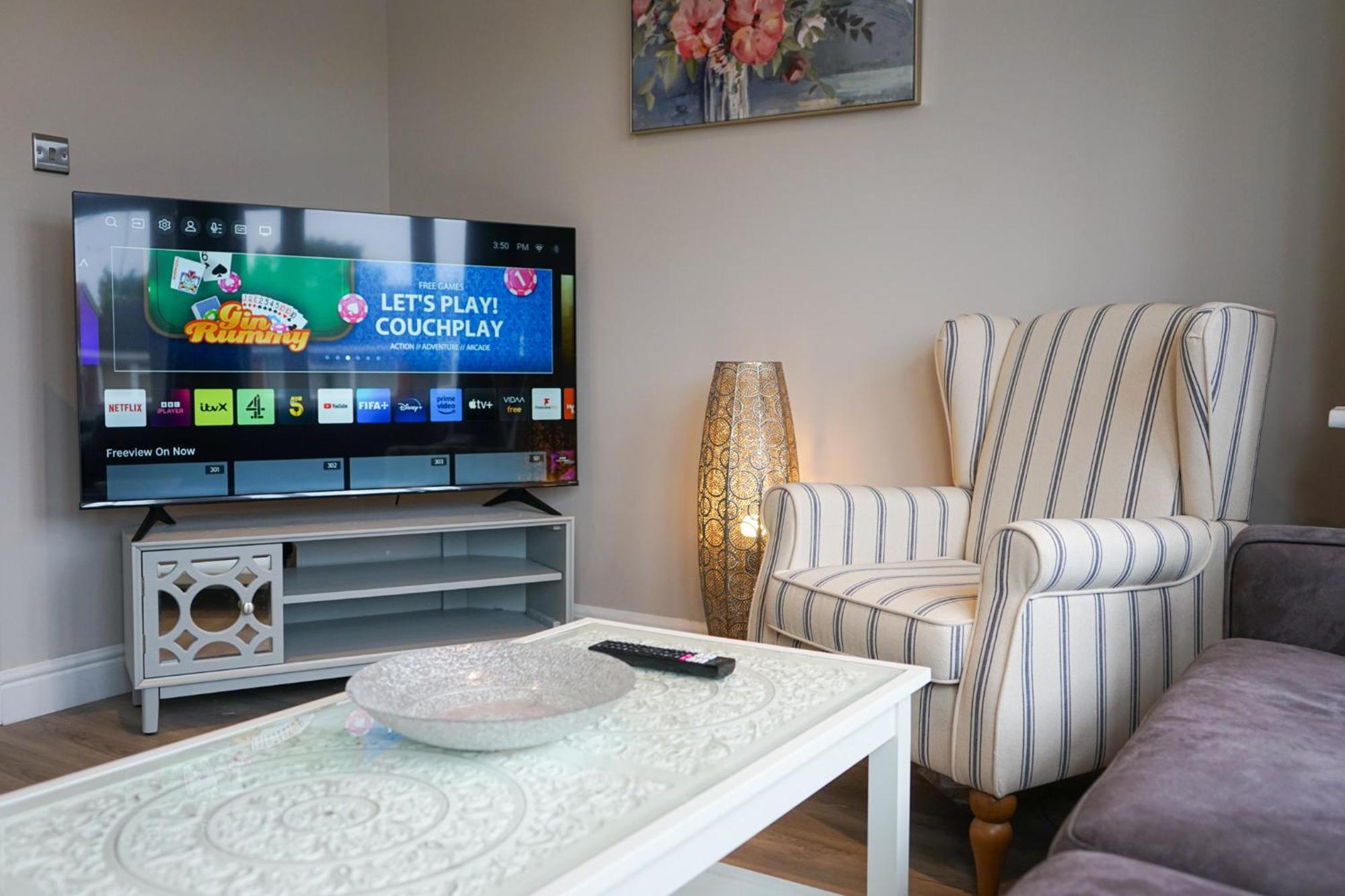 Luxury 5 Star Apartments, Parking, Garden, Near Metro Stations 10-15mins To