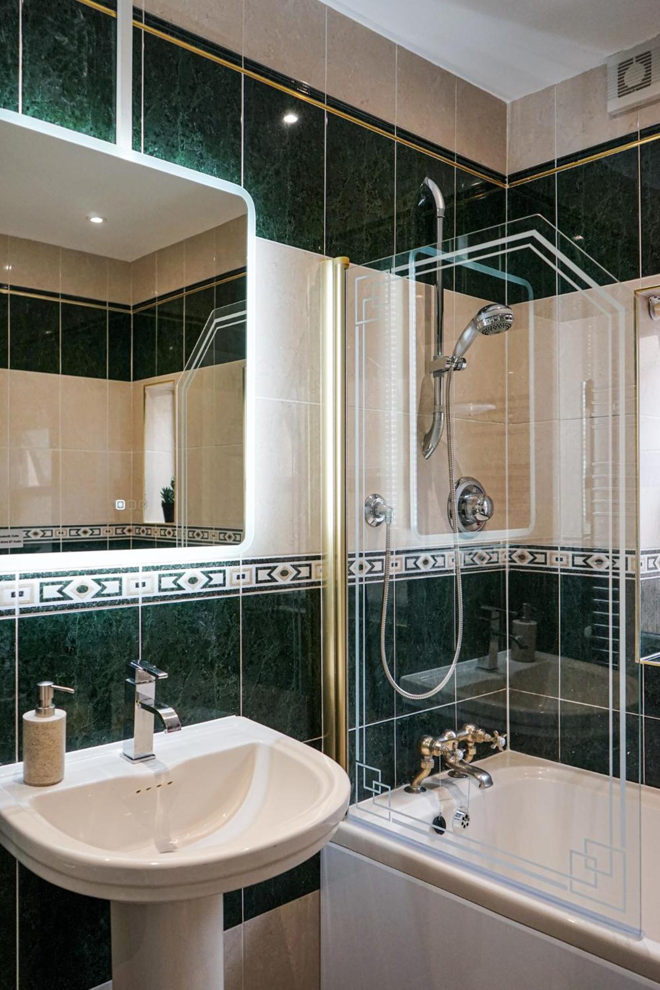 Luxury 5 Star Apartments, Parking, Garden, Near Metro Stations 10-15mins To Apartment London