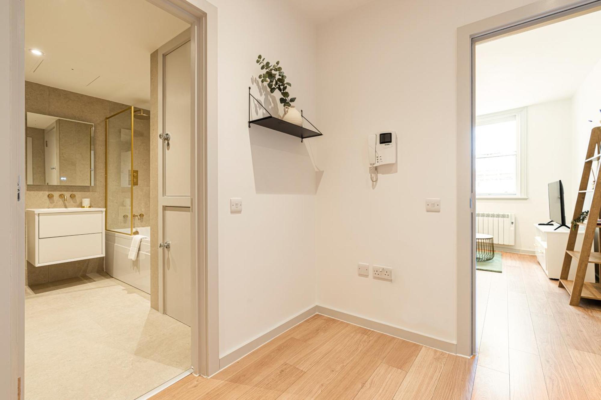 Stylish 1 Bed Flats In Soho, Next To Piccadilly Circus And Trafalgar Square Apartment