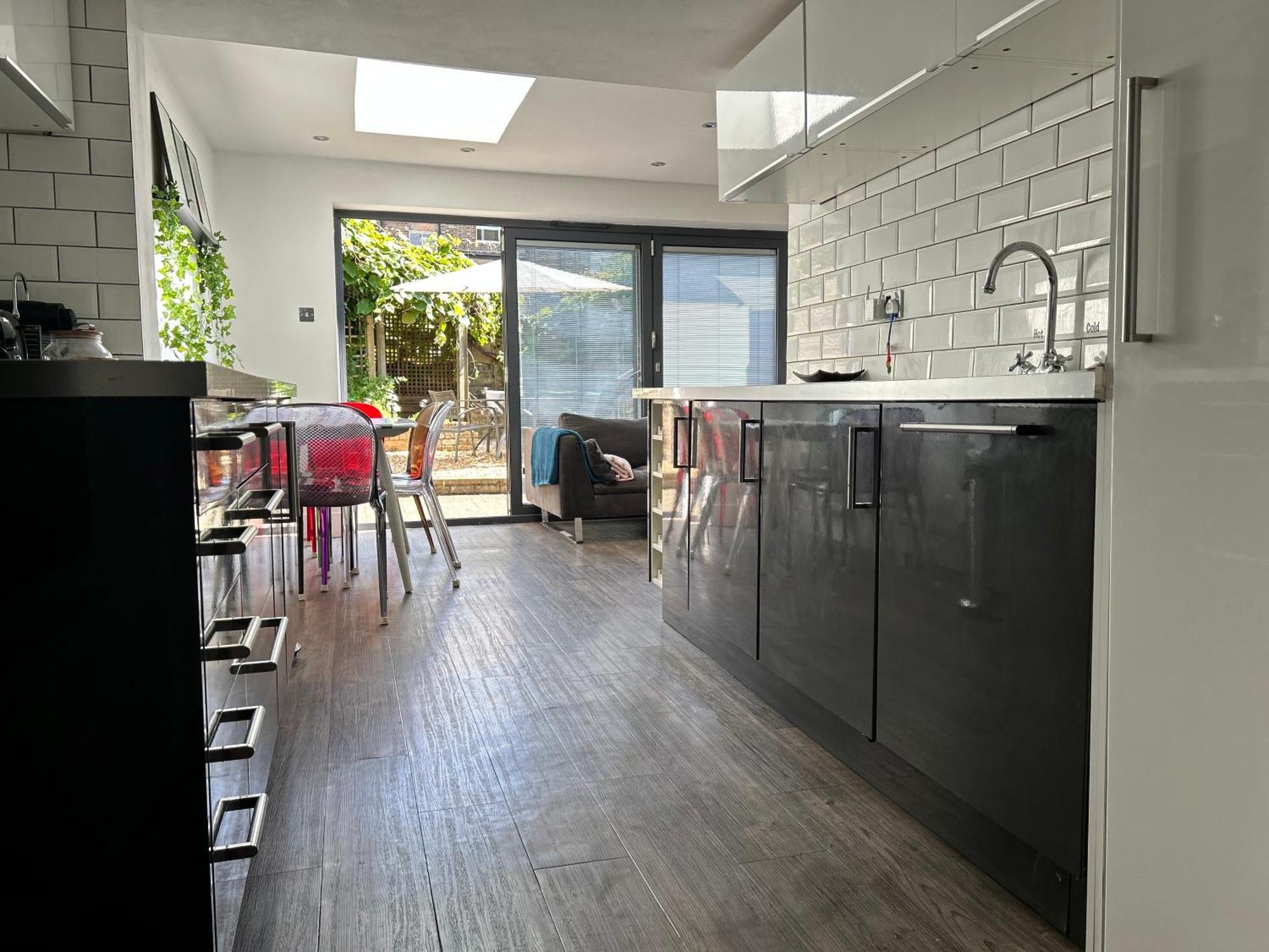 2 Bedrooms With Private Garden Walking Distance To Underground Ideal For Families Apartment *