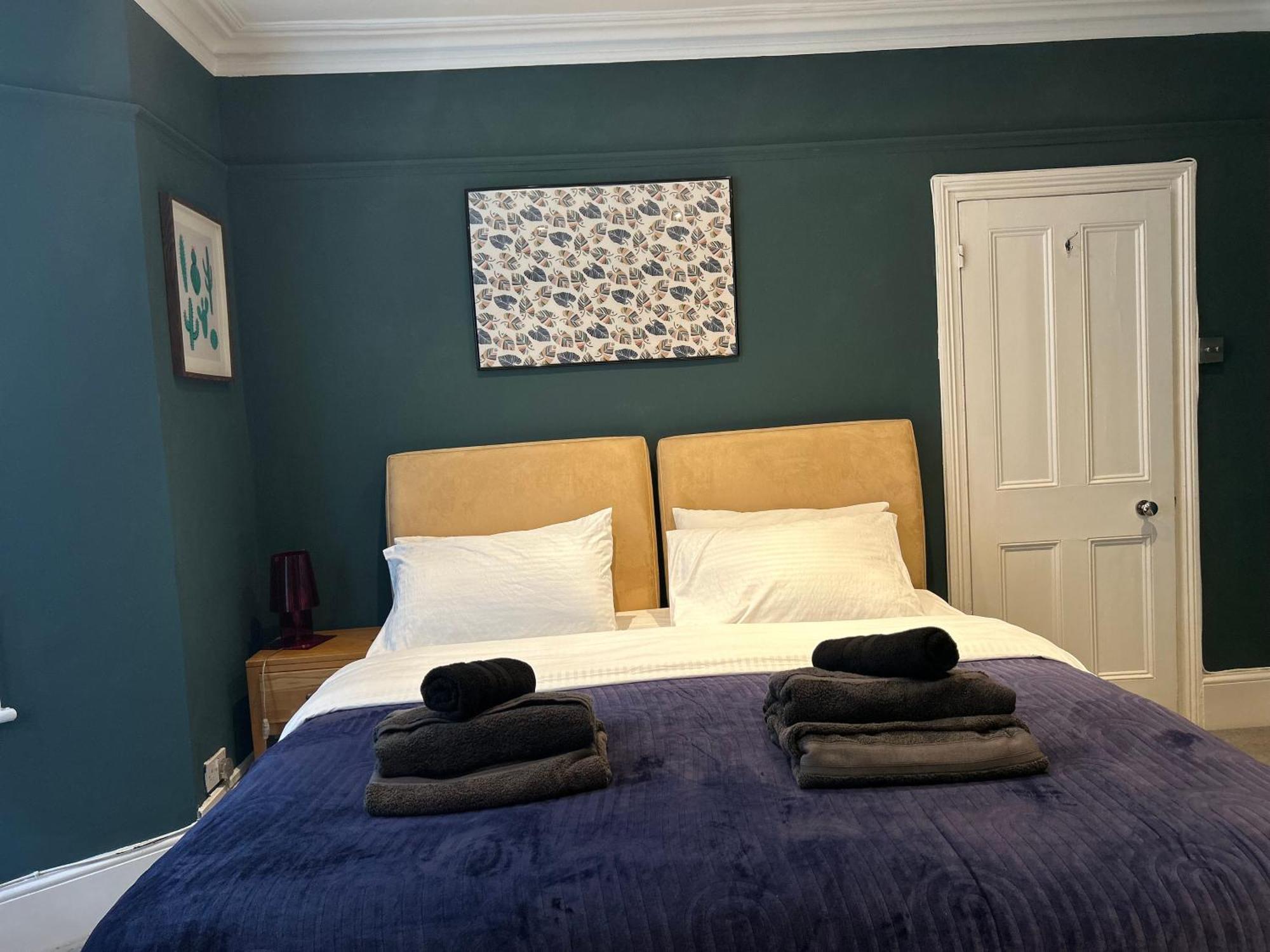 2 Bedrooms With Private Garden Walking Distance To Underground Ideal For Families * London