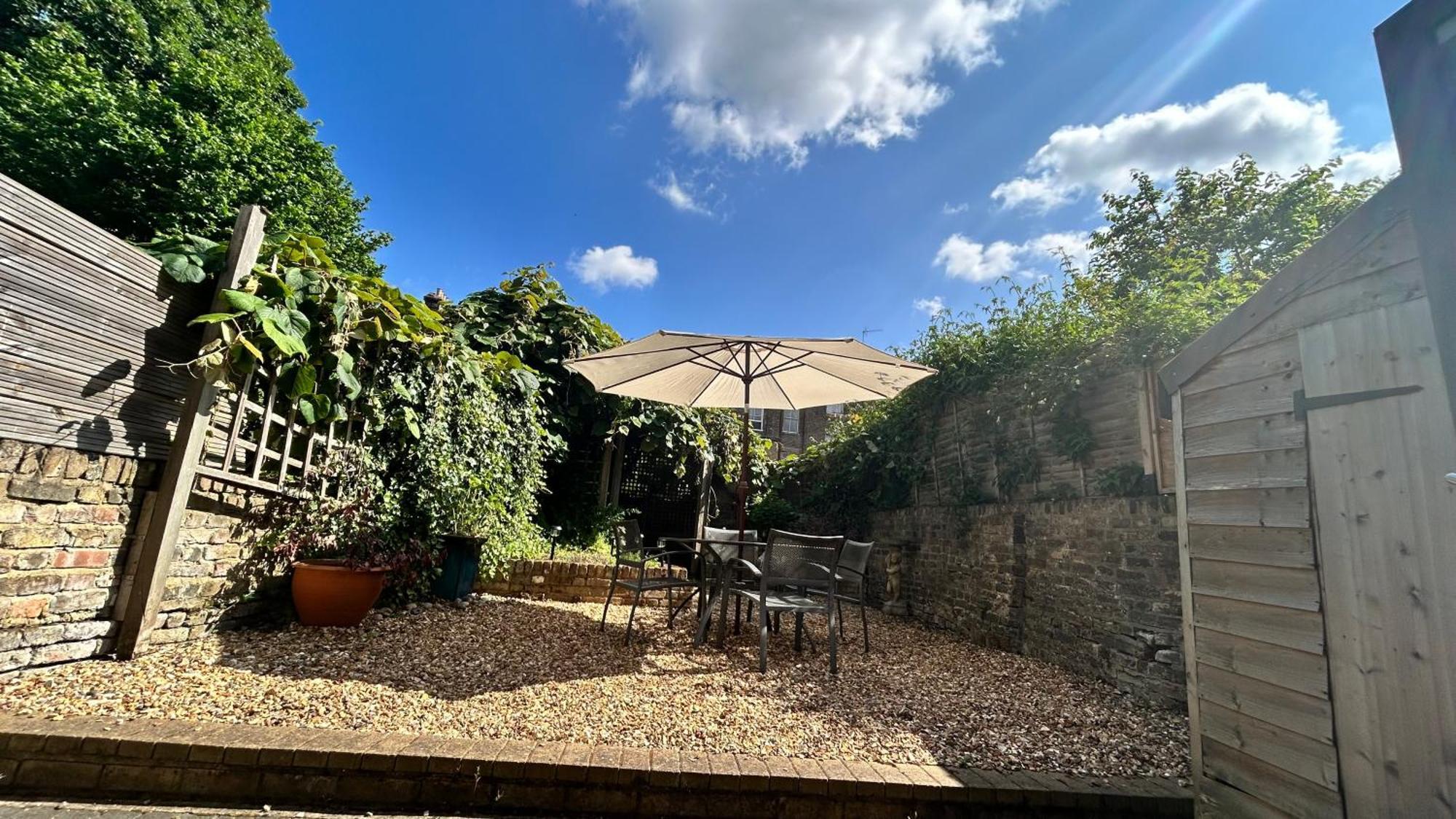 2 Bedrooms With Private Garden Walking Distance To Underground Ideal For Families Apartment London