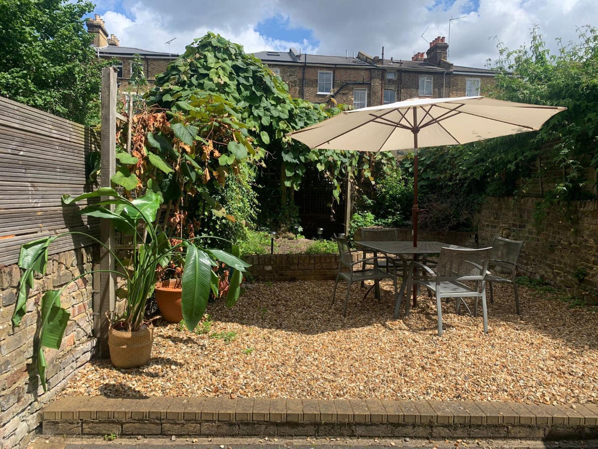 2 Bedrooms With Private Garden Walking Distance To Underground Ideal For Families Apartment