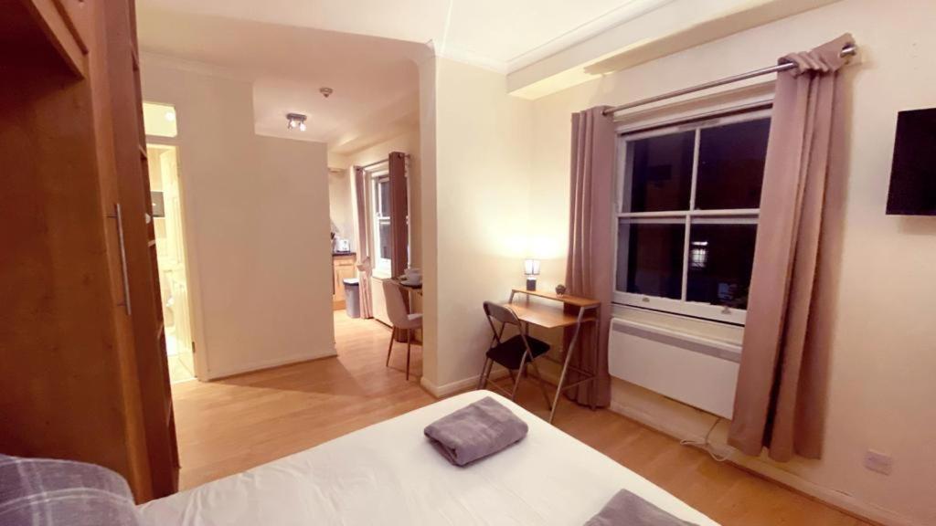 Kings Road Retreat - Affordable Serviced In Chelsea Apartment London