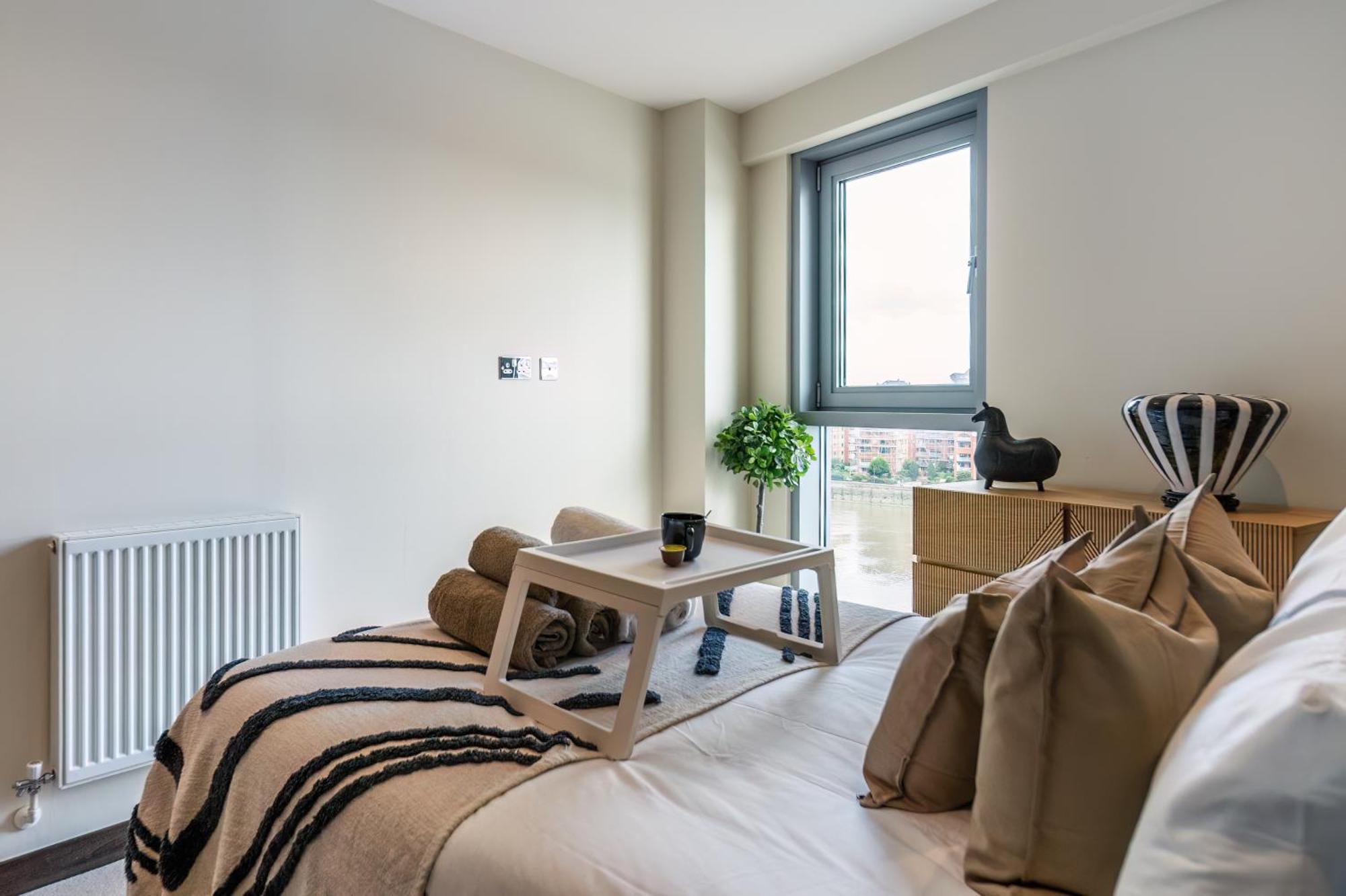 Livestay-stunning With Private Balcony & River Views * London