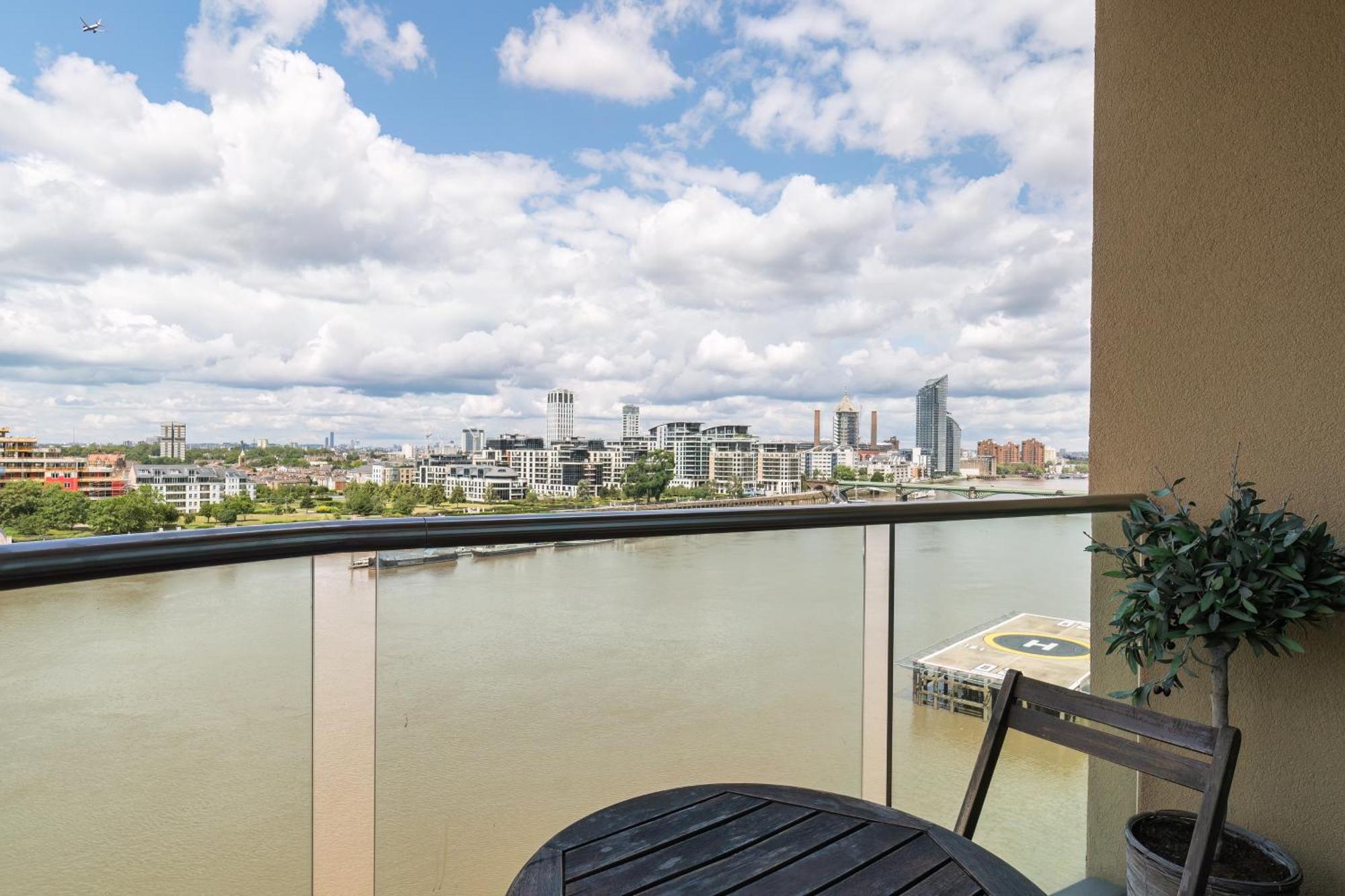 Livestay-stunning With Private Balcony & River Views Apartment London