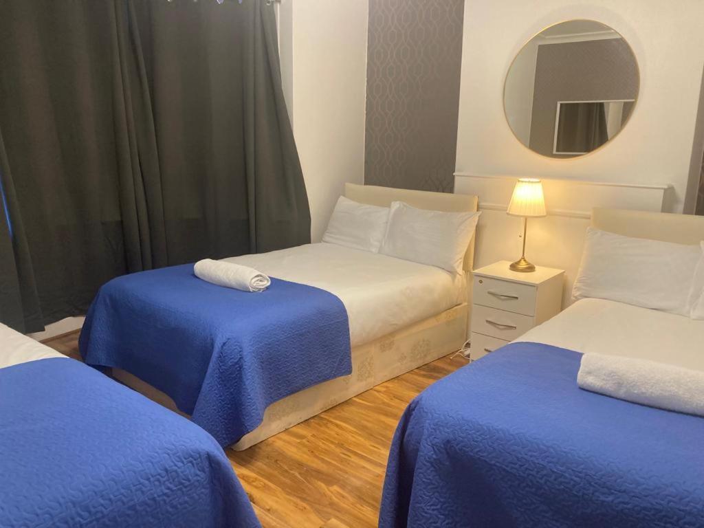 Guest house Twin Towerd London