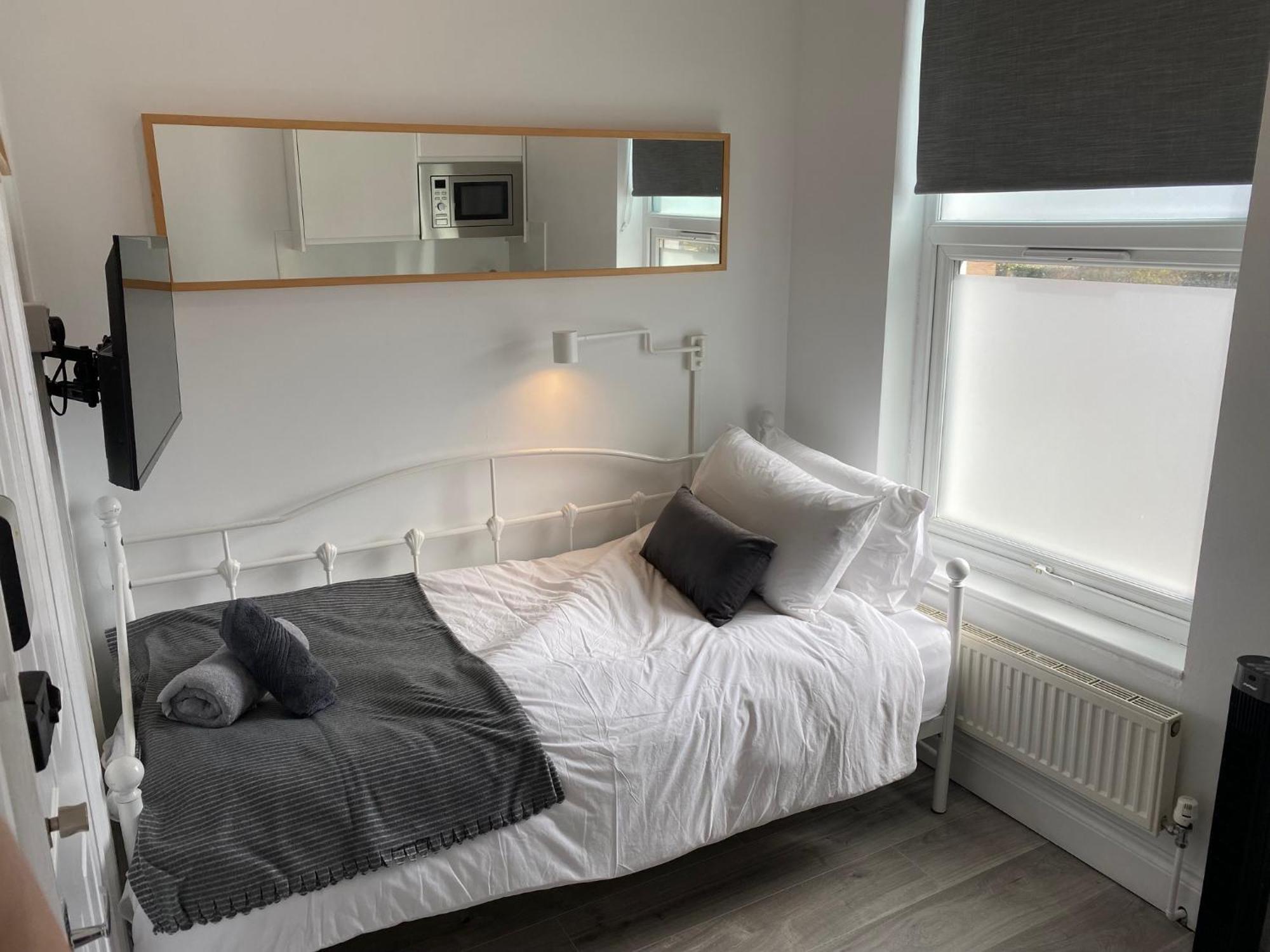 Very Close To Line Underground Shepherds Bush And Westfield Newly Refurbished