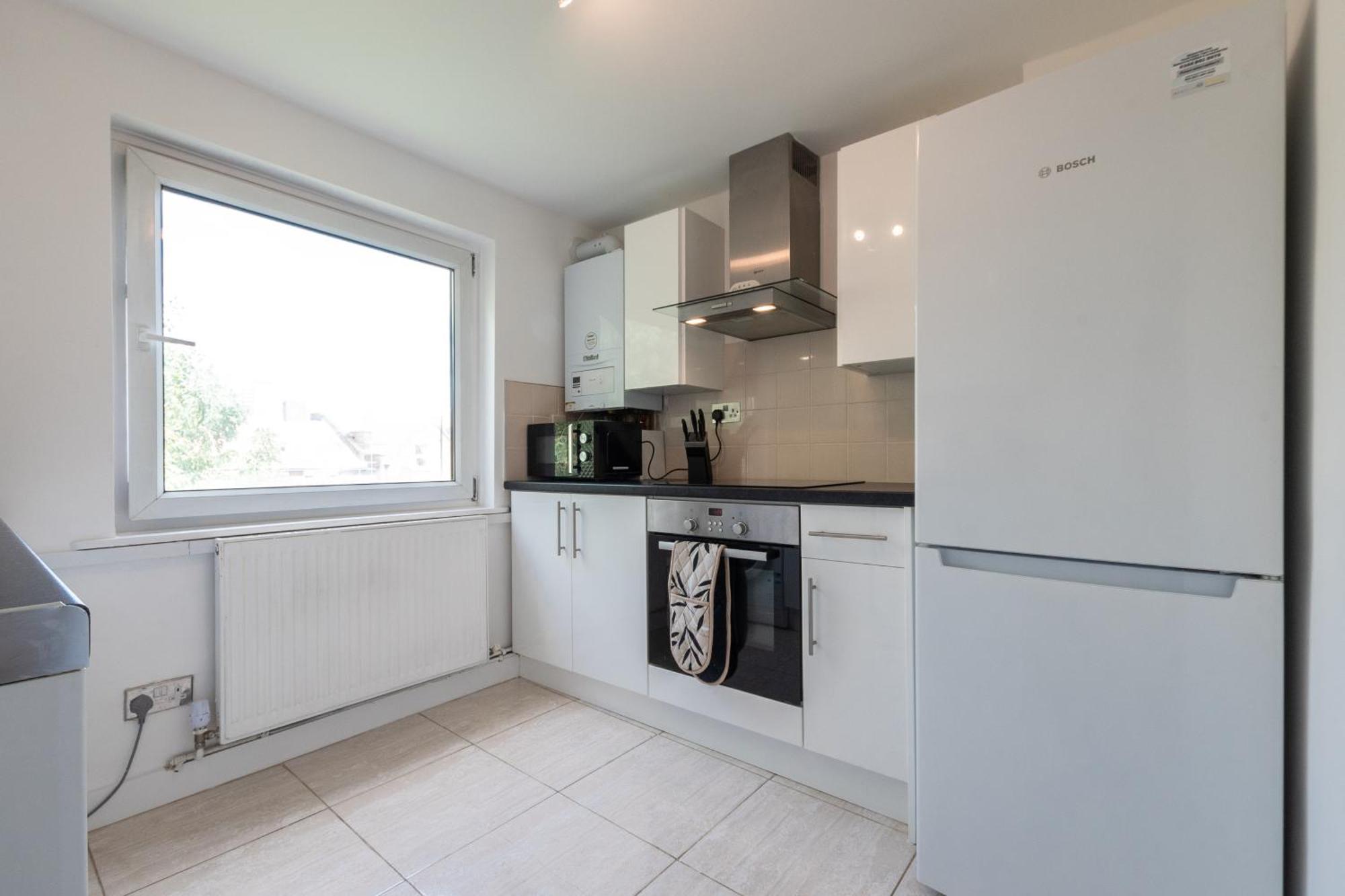 Hammersmith - 2 Bedroom Flat *