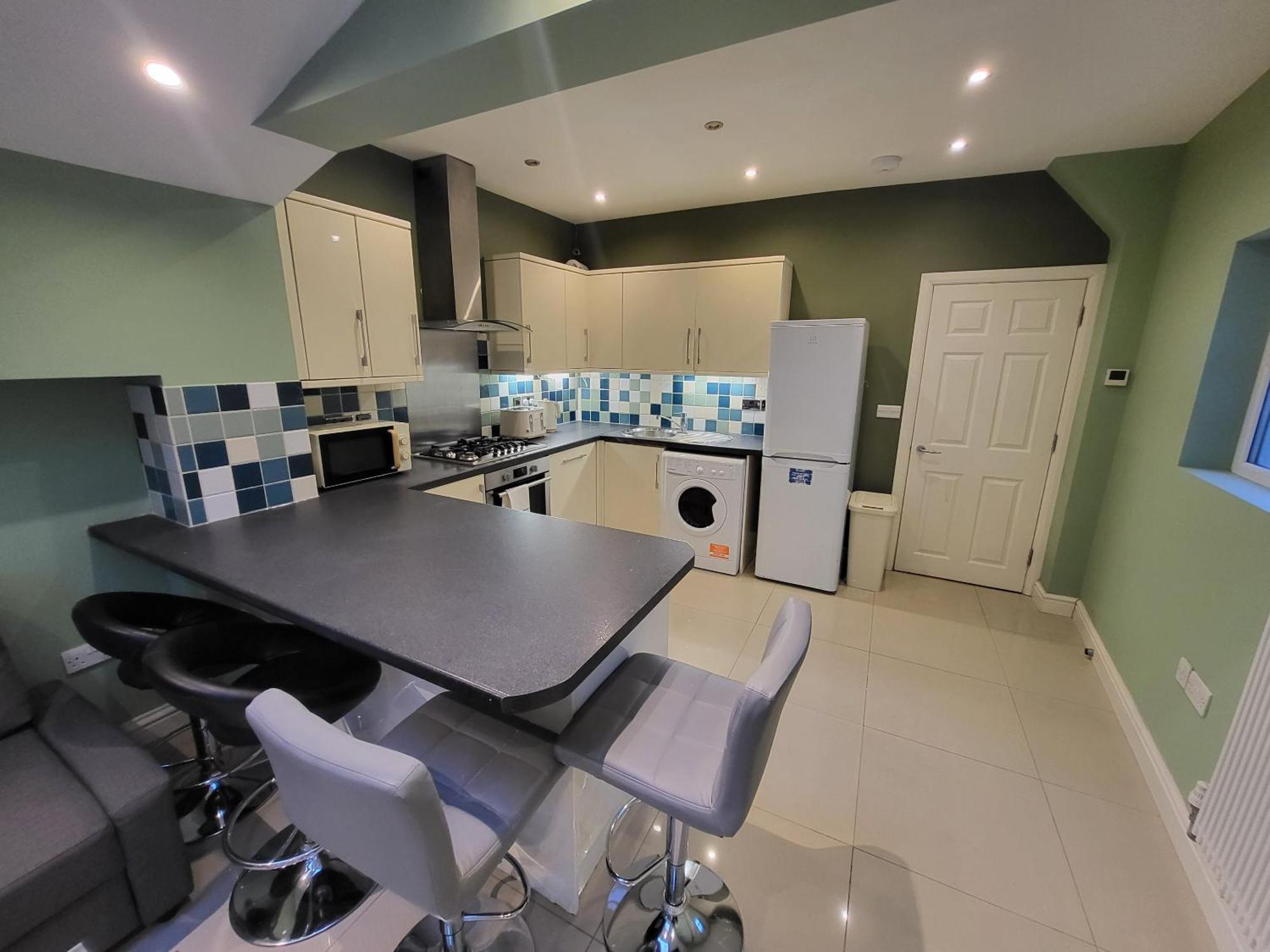Large 4 Bedroom House In Apartamento
