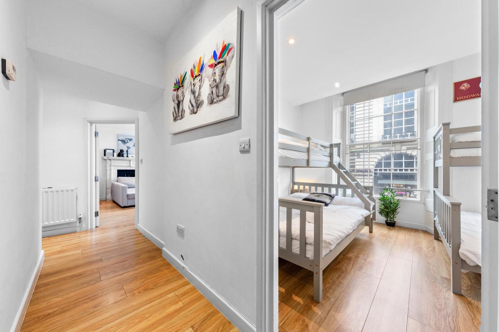 Apartment 3-bedroom Flat In Sleeps 14 Hy1