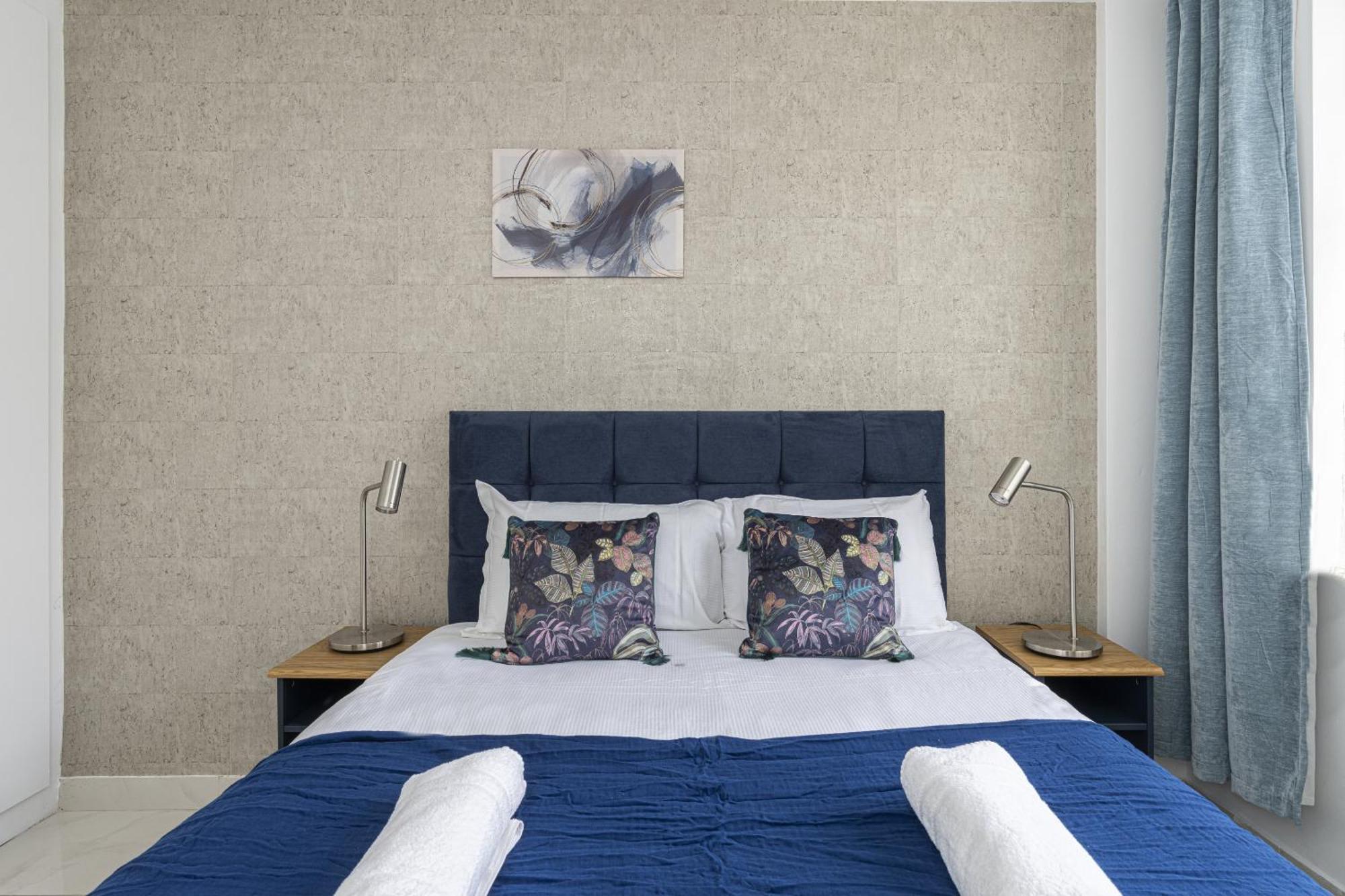 Marble Arch Apartment *