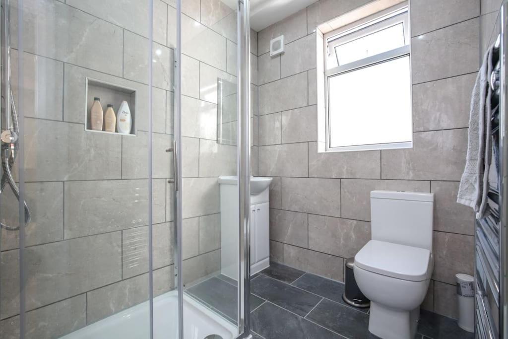 Large Modern Spacious House 6 Bedrooms 5 Bathrooms * London