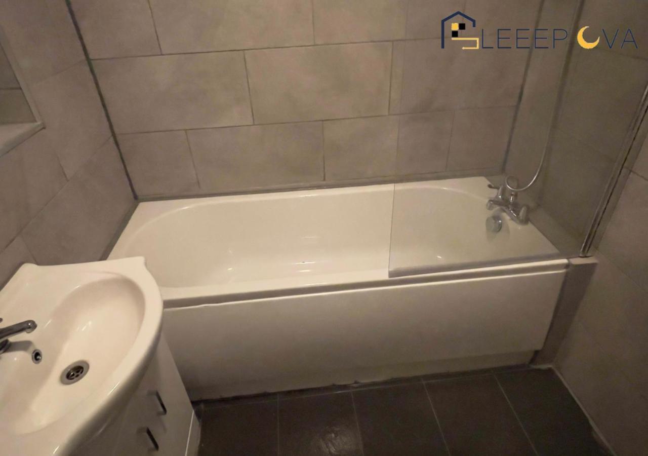 Luxury Haven: Spacious 2-bedroom Serviced Flat For Families & Business