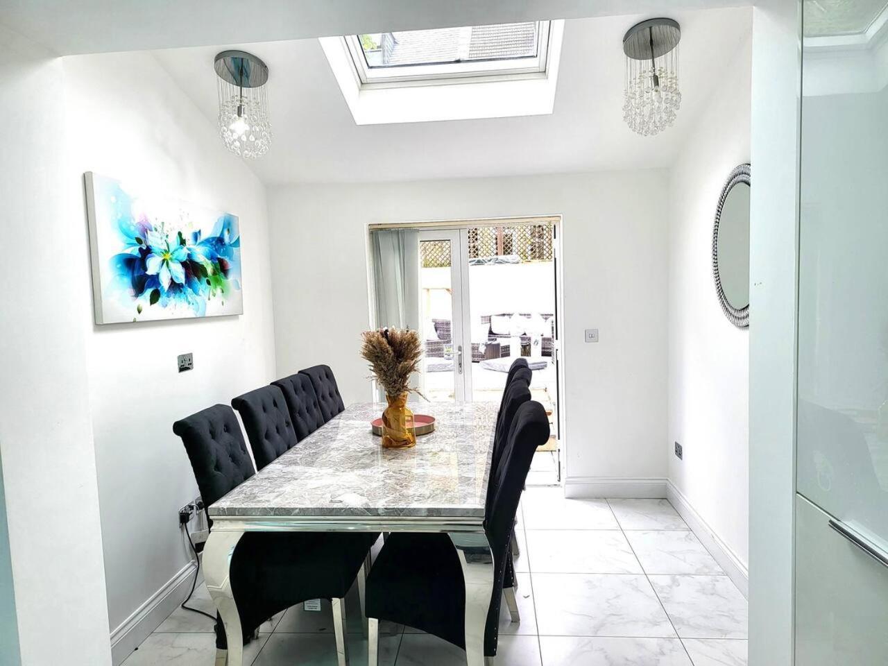 Ferienhaus Spacious Six Bedrooms House By Sensational Short Lets & Serviced With 13 Beds, Free Parking, Free Wi-fi & Balcony *
