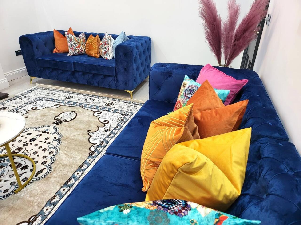 Ferienhaus Spacious Six Bedrooms House By Sensational Short Lets & Serviced With 13 Beds, Free Parking, Free Wi-fi & Balcony *