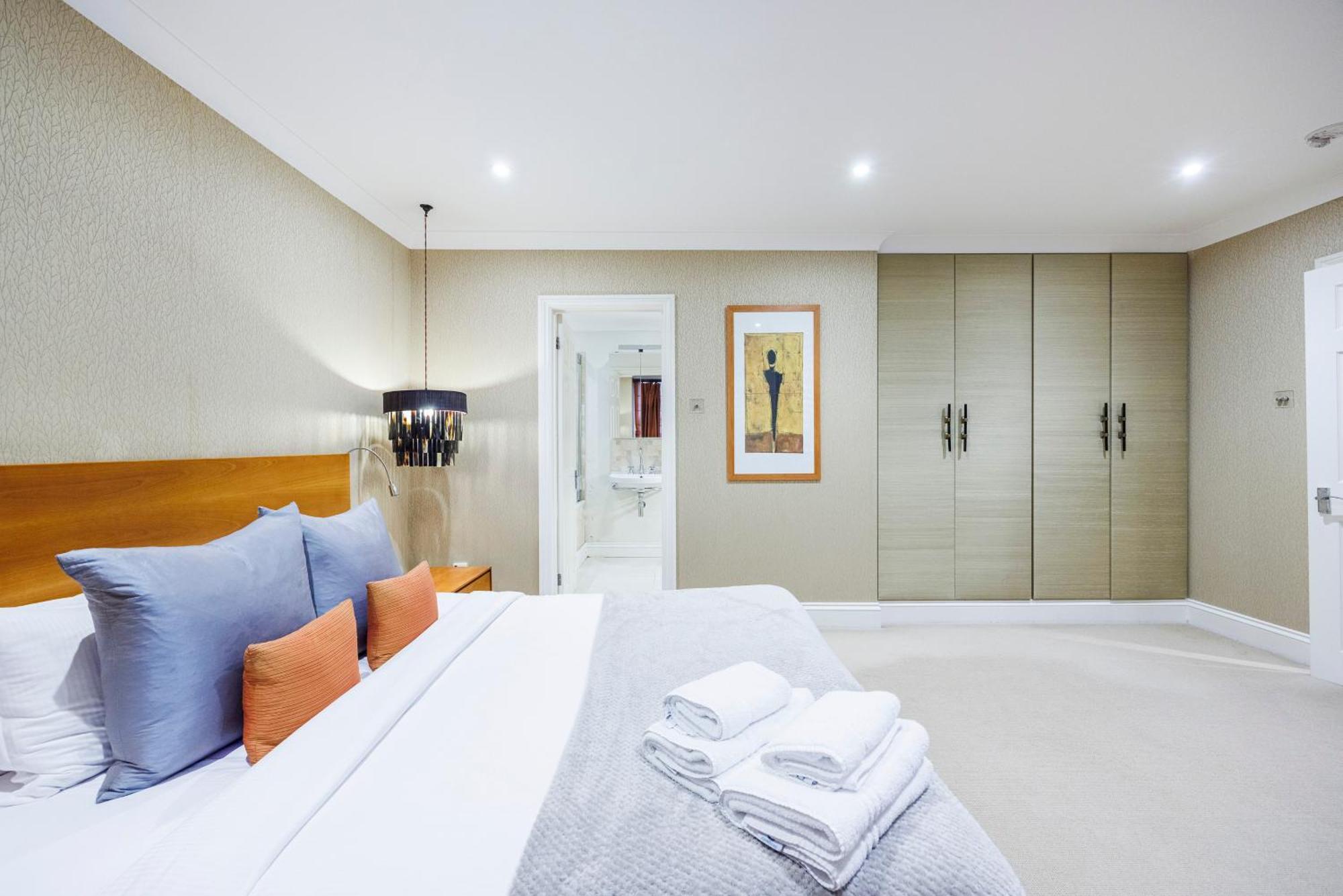 Hyde Park Hideaway Sleeps 6 Apartment