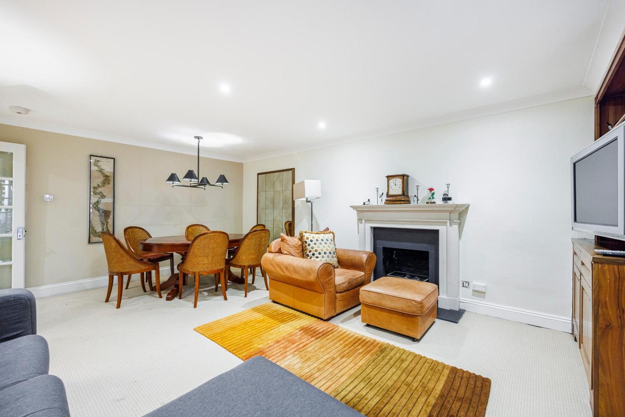 Hyde Park Hideaway Sleeps 6 *