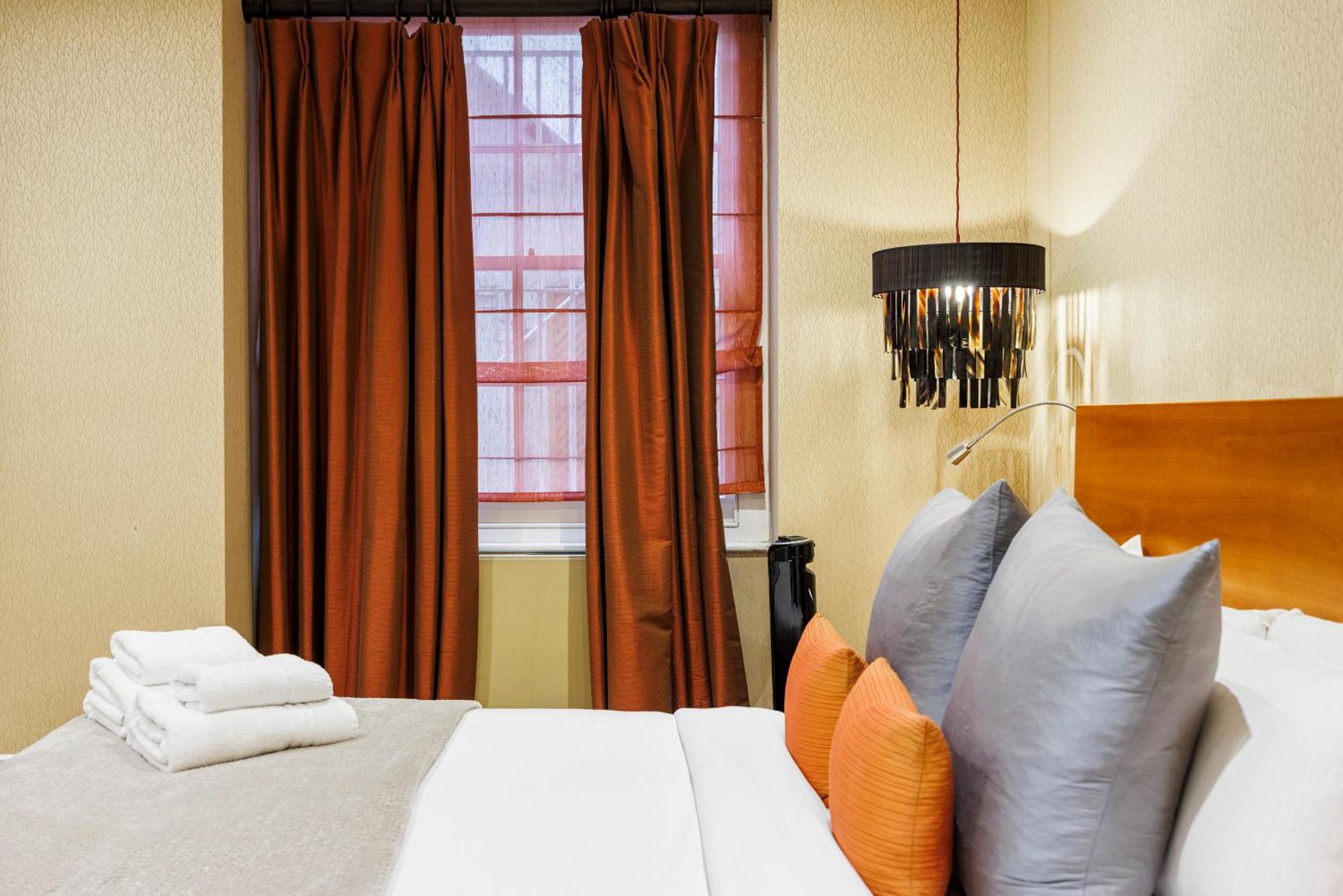 Hyde Park Hideaway Sleeps 6 London