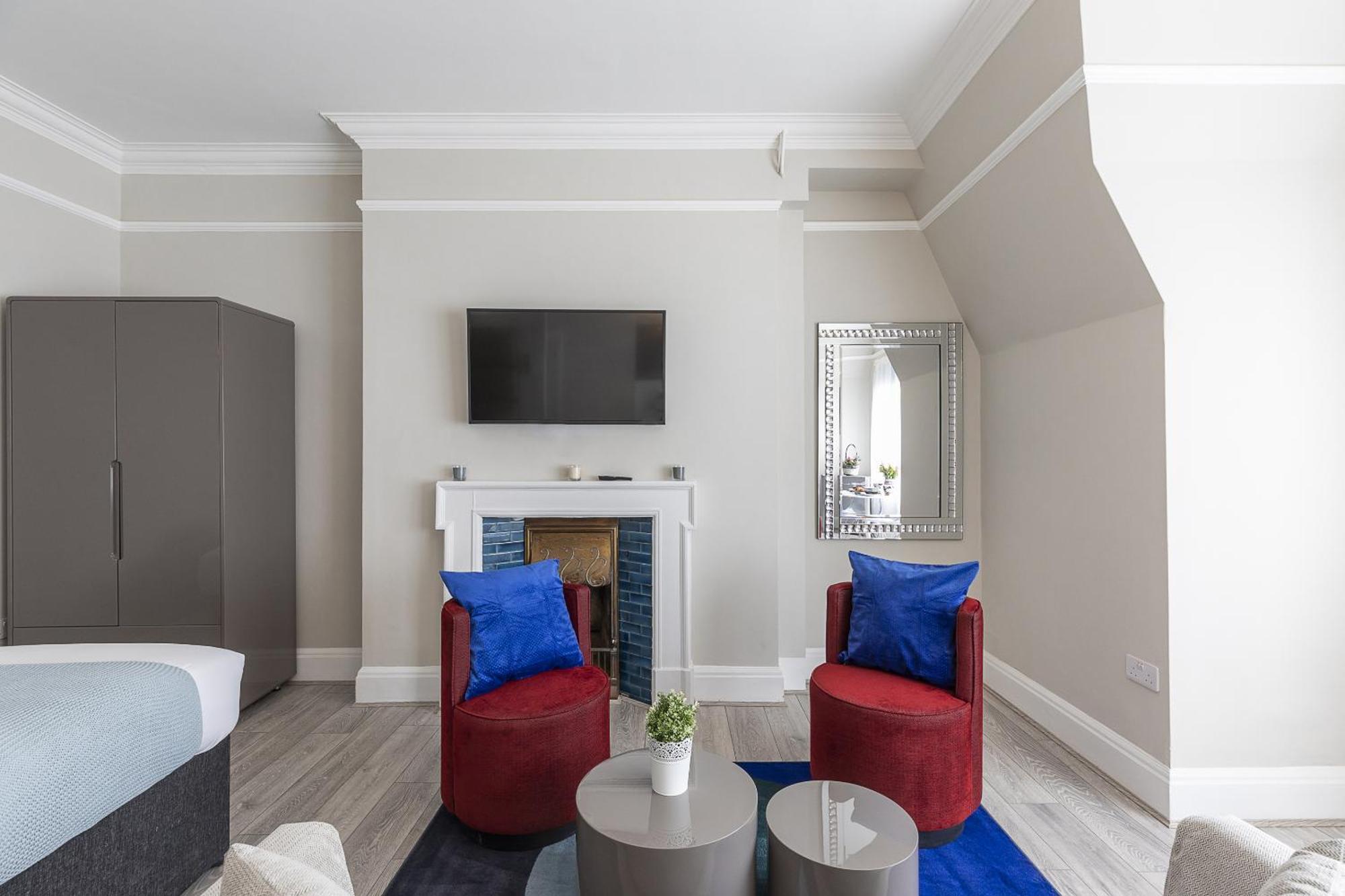 Air Conditioned High St Kensington Apartment
