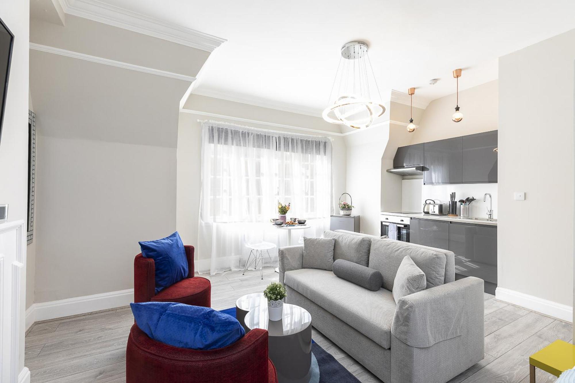 Air Conditioned High St Kensington Apartment *