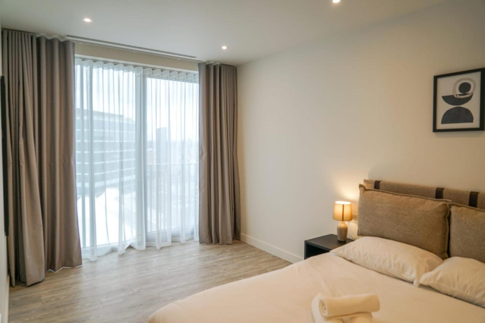 One And Two Bedroom At Coppermaker Square In Lively Stratford Aparthotel *