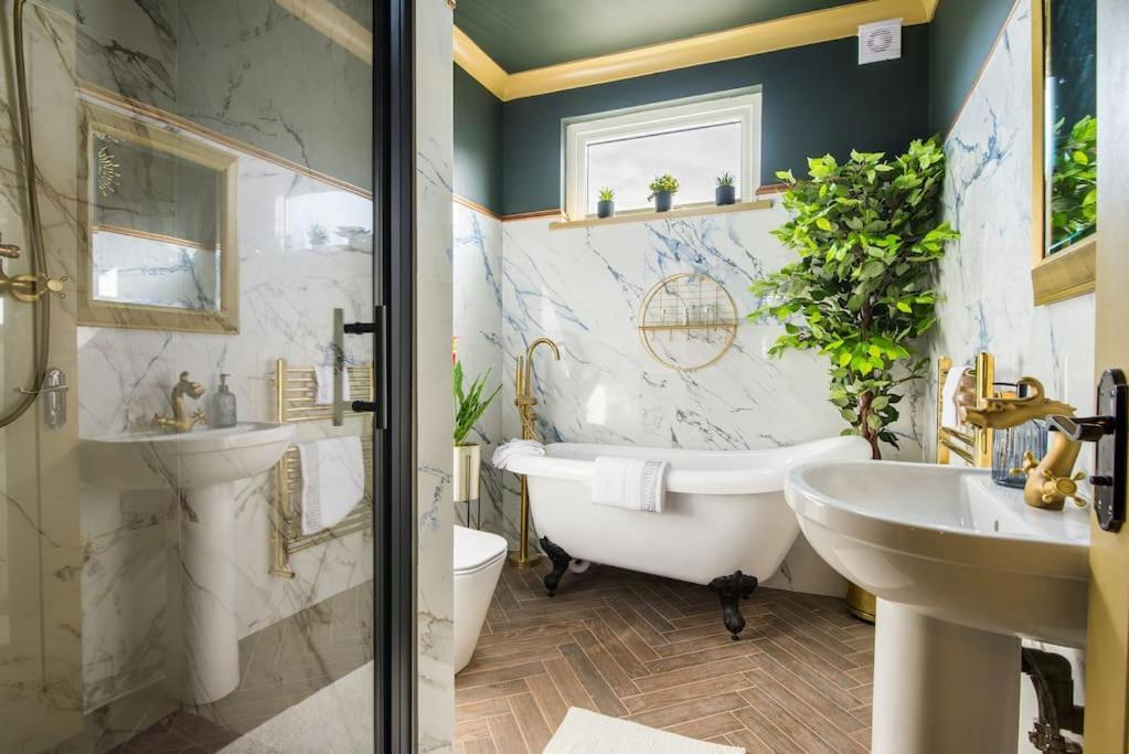 Apartamento Luxury Versace 2 Bed, Hot Tub, Pool Table, Sky Tv Londres