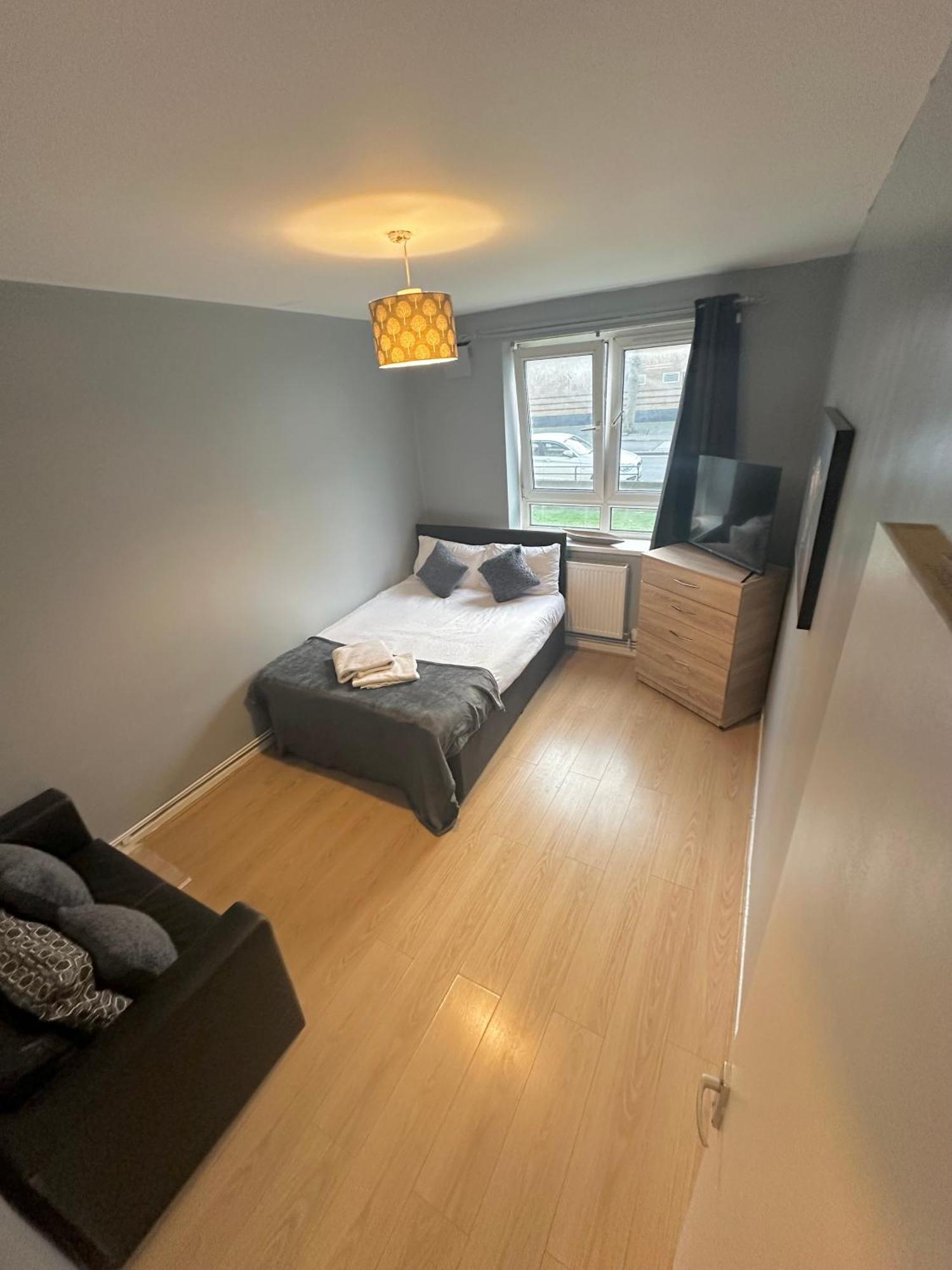 Apartment 1 Bedroom Flat In Whitechapel, *