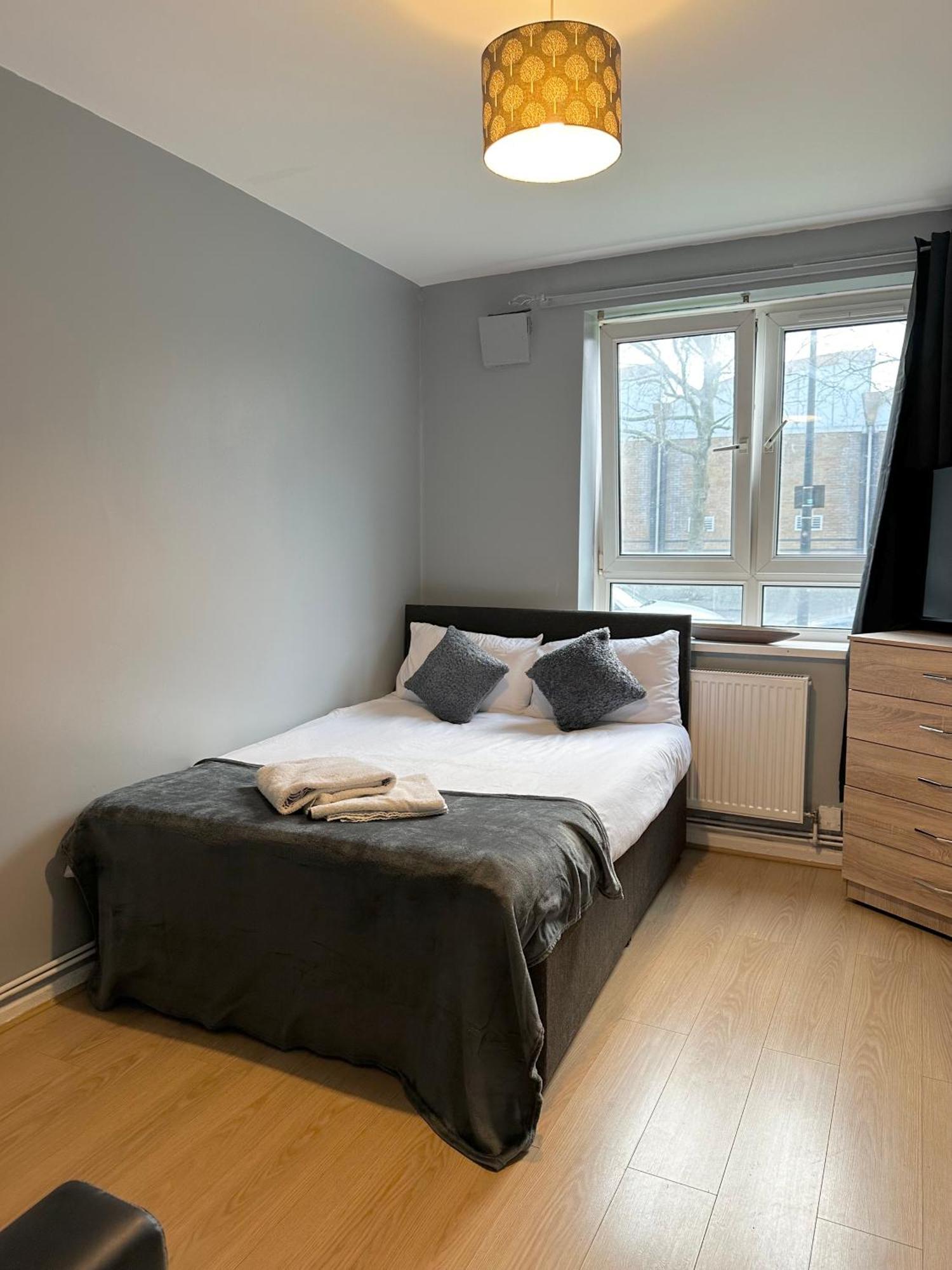 Apartment 1 Bedroom Flat In Whitechapel, London