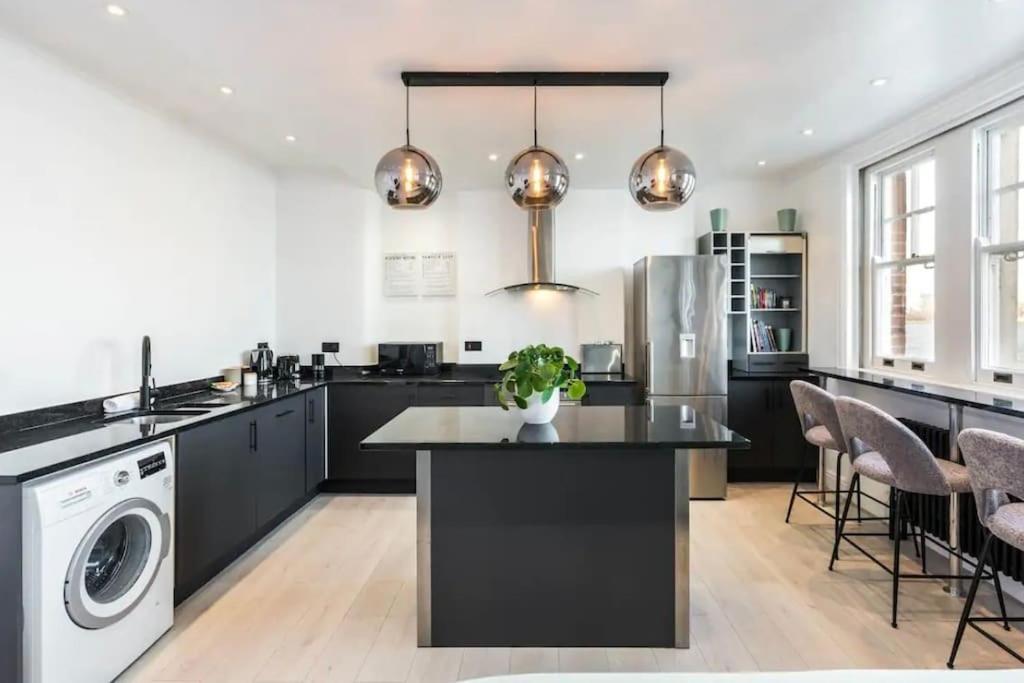 3 X Bedroom Riverside Flat With Hot Tub On Roof Terrace * London
