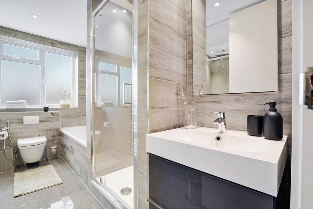 The Camden Bright & Beautiful 2-bed Retreat Apartment *