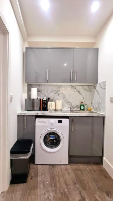2 Bed Cosy Flat Close To Bus & Tube Station Apartment *