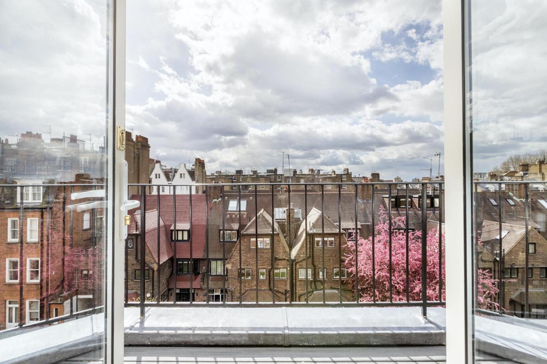 The Baby's Breath 2 Bedroom With Patio In Chelsea Apartment
