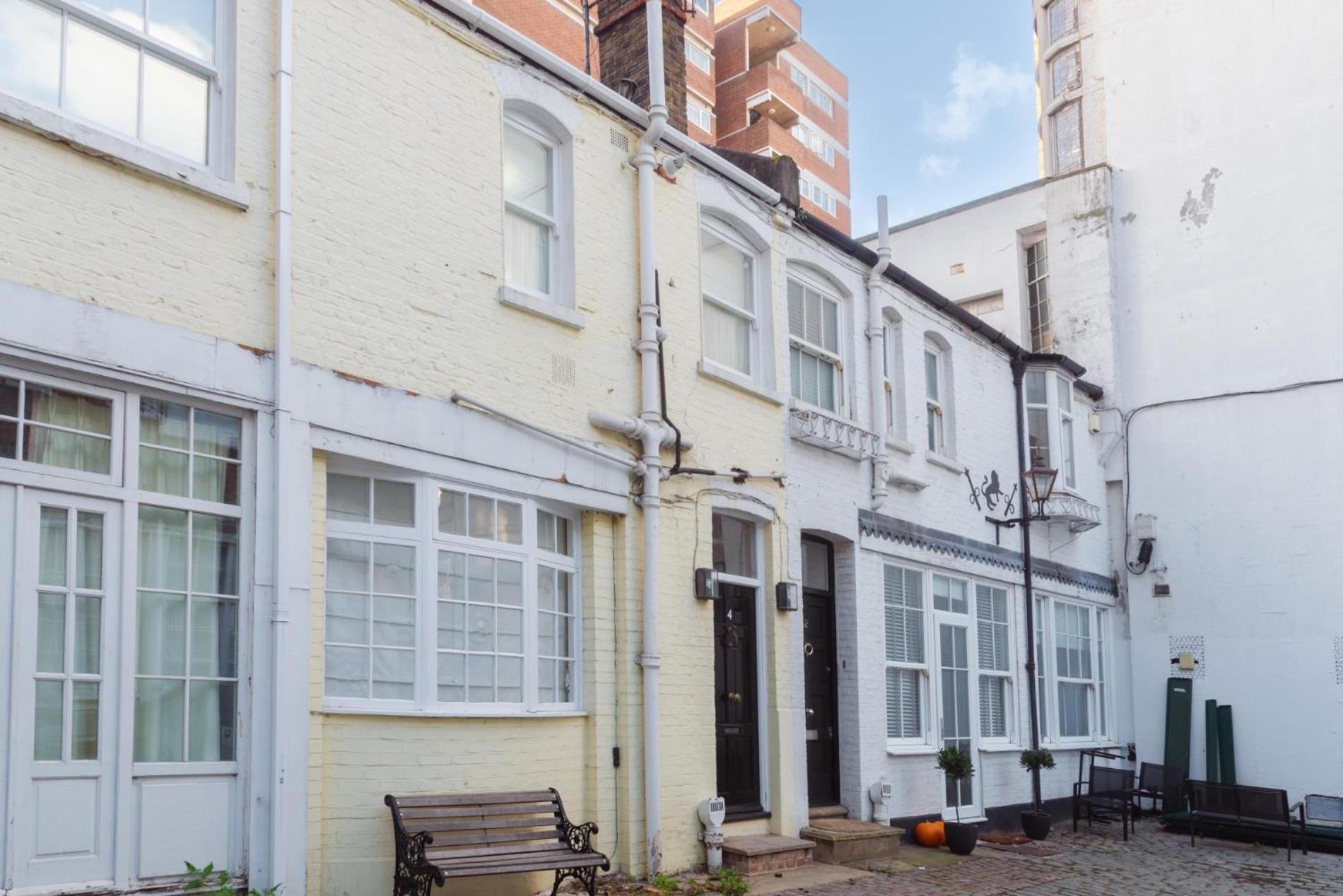Traditional Treasure - 3 Bedroom By Hyde Park Apartment
