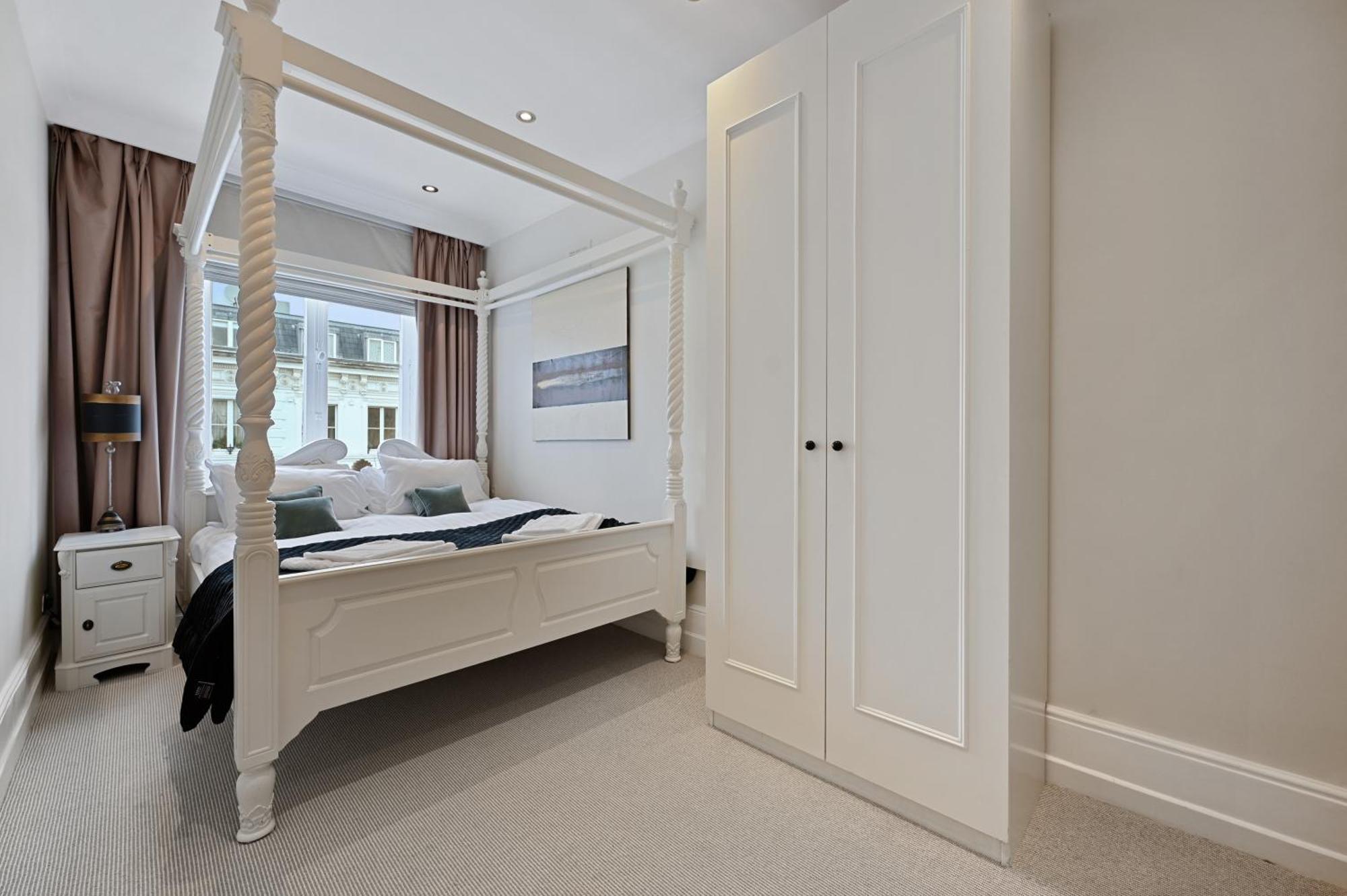 Beautiful 2 King Size Beds 2 Bath- Sleeps 5 In Earls Court Apartment *