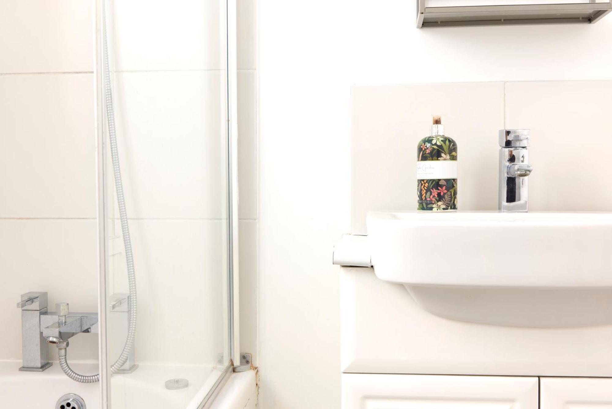 Apartment With Canal View In Broadway Market London